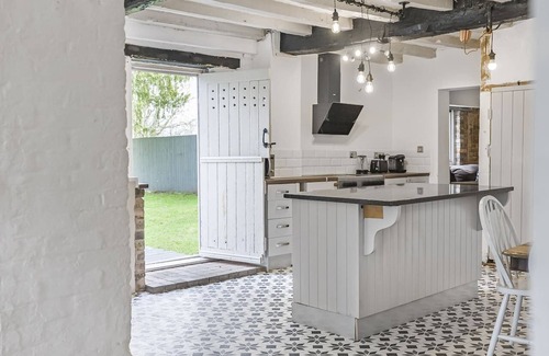 Shifnal Apartment | 3 Bedroom Country Cottage with Private Garden