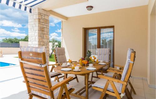 Drnis House | 3 Bedroom Cozy Home In Kljuc