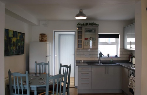 Lowestoft House | 3 bedroom end terrace close to beach