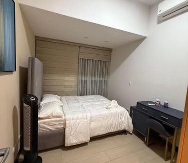 Bonifacio Global City House | 3 Bedroom Executive Suite Room with Excellent View of the City Skyline