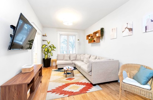 Davenport House | 3 Bedroom Family Friendly Home, Quiet and Central Toronto Neighbourhood