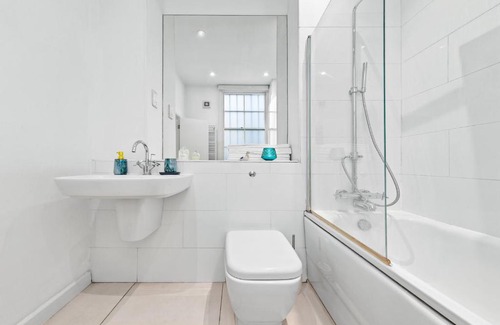 London City Centre Apartment | 3-Bedroom Flat in London Sleeps 14 HY1