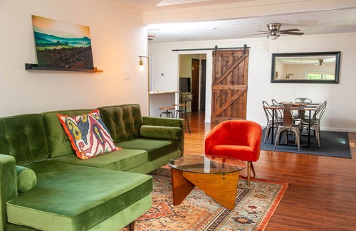 Alexandria House | 3-bedroom home on 4 acres with a hot tub. Pet Friendly. 30 mins from Columbus.