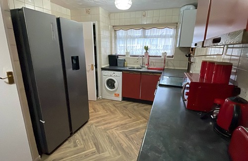 Basildon House | 3 Bedroom House Close to Town Centre and Train Station with Driveway and Garden