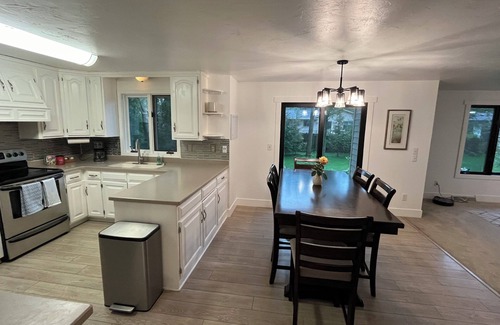 Green Bay House | 3-bedroom house in enchanting Green Bay, 5 min drive to Lambeau.