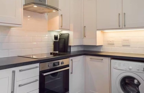 Preston House | 3 Bedroom House in Preston with Free Parking by Eason Stays - Contractors