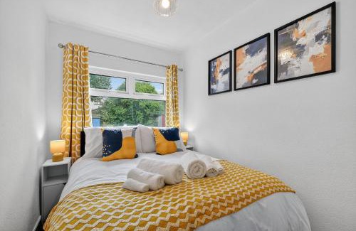 Lisburn Apartment | 3 Bedroom House, Lisburn, 16 minutes to Belfast, Parking