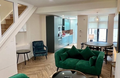 City Centre Dublin Apartment | 3 bedroom House on New Wapping Street-Dublin 1