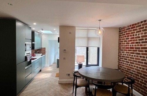 City Centre Dublin Apartment | 3 bedroom House on New Wapping Street-Dublin 1