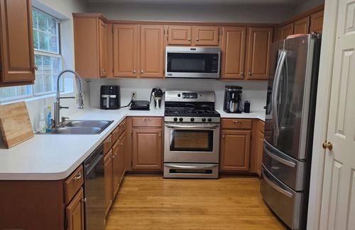 The Woodlands House | 3 Bedroom house - The Woodlands - 30+ Days Only- Walk to Bear Branch from yard!