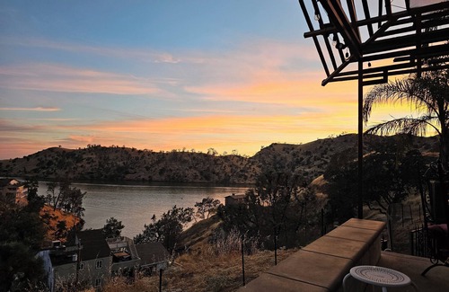 Friant House | 3-bedroom Lake House on Millerton Lake! Strong wifi and close hiking trails.