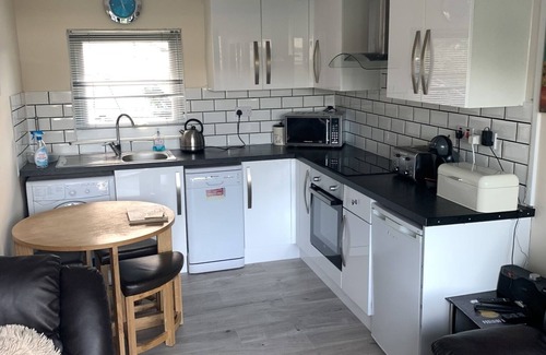 Bont Newydd Ski Chalet | 3 Bedroom Modernised Cabin in Snowdonia amazing walks, views & on site fishing