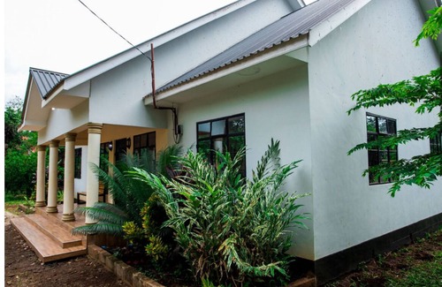 Moshi Cottage | 3 bedroom nWarm showernkitchennSecurednPacking nFast internet wifinGenerous host