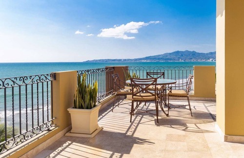 Flamingos Apartment | 3 bedroom oceanfront suite with terrace, Jacuzzi and all the amenities