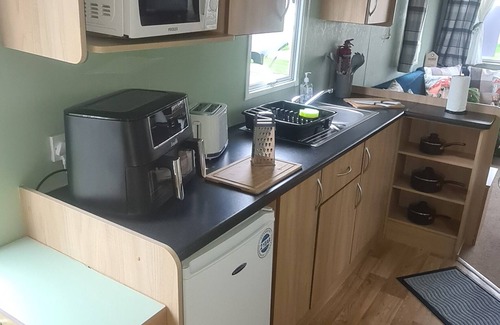 Towyn House | 3 bedroom static Sleeps 8 on winkups Towyn FREE ENTERTAINMENT close to Beach