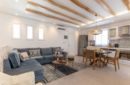 Plaka House | 3 bedroom Summer house with private pool and a partial view of the sea