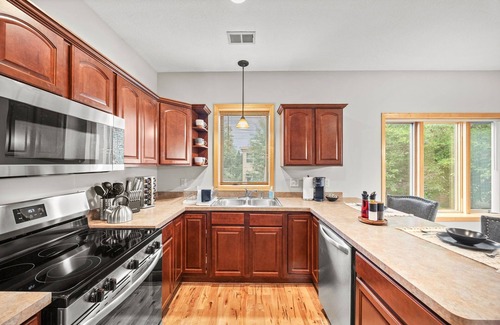 Longfellow House | 3-bedroom townhome with king beds two car attached garage two pull out couches