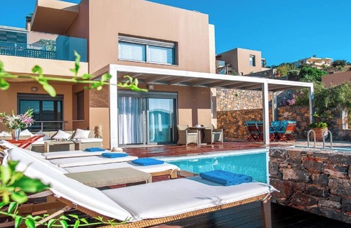 Mavrikiano Villa | 3 bedroom villa in Elounda, only 80 steps from the sea, air conditioned, WiFi