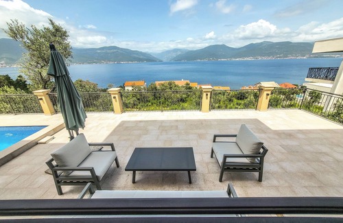 Seoca Villa | 3-bedroom villa in enchanting Krašići-Tivat with a sea view