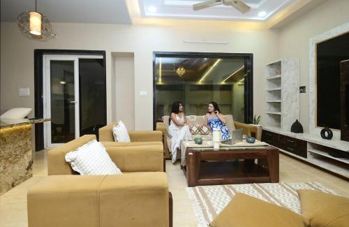 Jamdoli Villa | 3 BHK Luxury Farm with swimming pool ,Jacuzzi ,open air screen & lawn for Big Groups