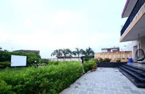 Jamdoli Villa | 3 BHK Luxury Farm with swimming pool ,Jacuzzi ,open air screen & lawn for Big Groups