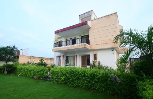 Jamdoli Villa | 3 BHK Luxury Farm with swimming pool ,Jacuzzi ,open air screen & lawn for Big Groups