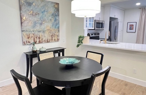 Greater South River City House | 3 Br/2.5 Ba Luxurious Townhouse In Soco/downtown Austin Icons Steps Away