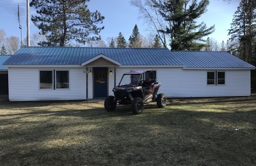 Trout Lake House | 3 BR 2 BA Sleeps 11-Beautiful & 1/2 mile from trails, close to all sights, Wi-Fi