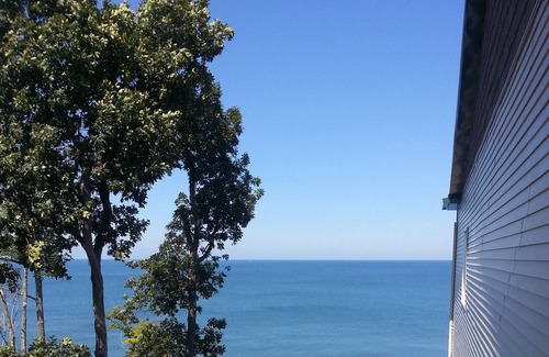 Geneva-on-the-Lake Condo | 3 BR condo on Lake Erie sleeps 6. Indoor Pool!! Booking now for Fall!!