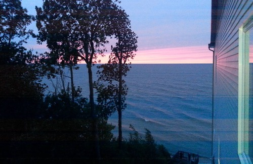 Geneva-on-the-Lake Condo | 3 BR condo on Lake Erie sleeps 6. Indoor Pool!! Booking now for Fall!!