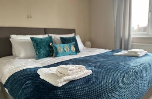 Balderton House | 3 Br House - Private Parking - Pool Table