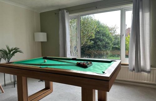 Balderton House | 3 Br House - Private Parking - Pool Table