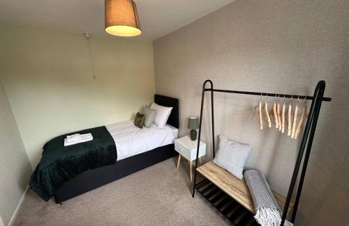 Balderton House | 3 Br House - Private Parking - Pool Table