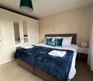 Balderton House | 3 Br House - Private Parking - Pool Table