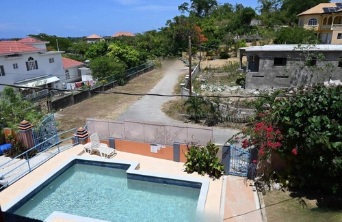 Runaway Bay House | 3 BR Peaceful Getaway with Beach Access