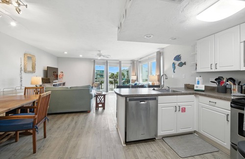 East End Condo | 3 BR Pet Friendly East End Condo with community pool