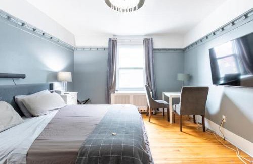 Quartier des Spectacles Apartment | 3 Large Kings Downtown Montreal