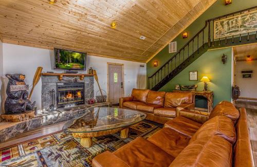 Bryson City Ski Chalet | 3 Little Bears! Backs up to GSMNP! Creek, Spacious