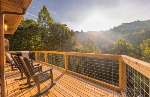 Bryson City Ski Chalet | 3 Little Bears! Backs up to GSMNP! Creek, Spacious