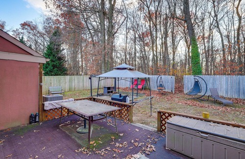 Dover House | 3 Mi to Dover Motor Speedway: Pet-Friendly Retreat