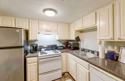 Riverside Apartment | 3 Mi to Dtwn Austin: Pet-Friendly Condo w/Pool