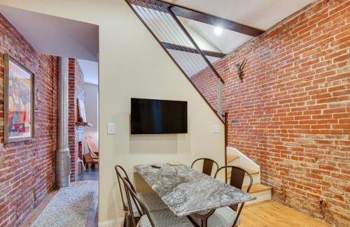 Lawrenceville House | 3 Mi to Dtwn Charming Row House in Pittsburgh