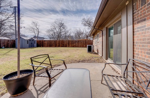 Denton Cottage | 3 Mi to Dtwn Denton: Getaway w/Furnished Patio!