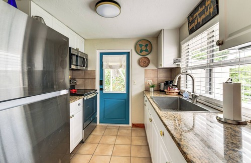 Southgate House | < 3 Mi to Dtwn: Pet-Friendly Sarasota Stay w/Yard