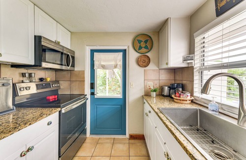 Southgate House | < 3 Mi to Dtwn: Pet-Friendly Sarasota Stay w/Yard