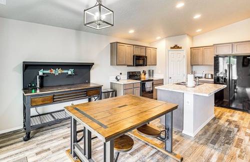 Caldwell House | 3 Mi to Lake Lowell: Caldwell Home w/Yard & Grill