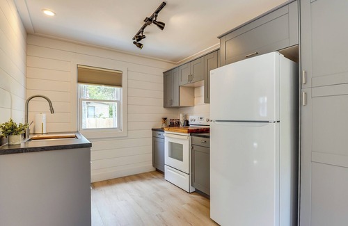 Lansing Apartment | 3 Mi to Michigan State! Studio w/Furnished Deck