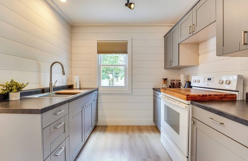 Lansing Apartment | 3 Mi to Michigan State! Studio w/Furnished Deck