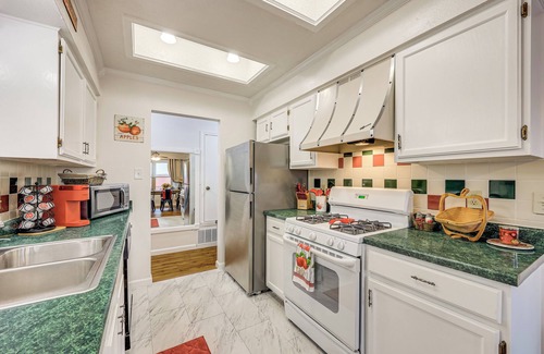 Universal City House | 3 Mi to Randolph AFB: Family Home w/Poker Table!
