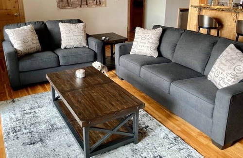 Grants Pass Other | 3 Miles from Downtown! Private custom home, large deck with views